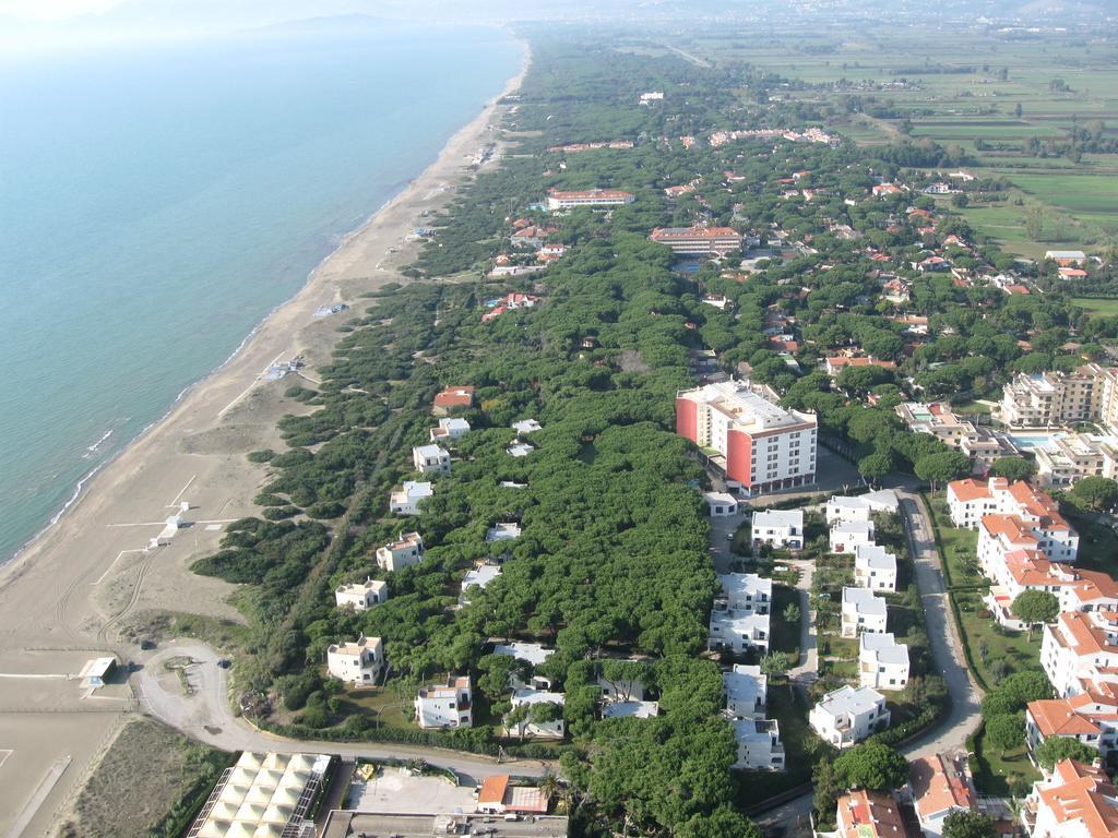 Homeholiday Giulivo Baia Domizia Buitenkant foto